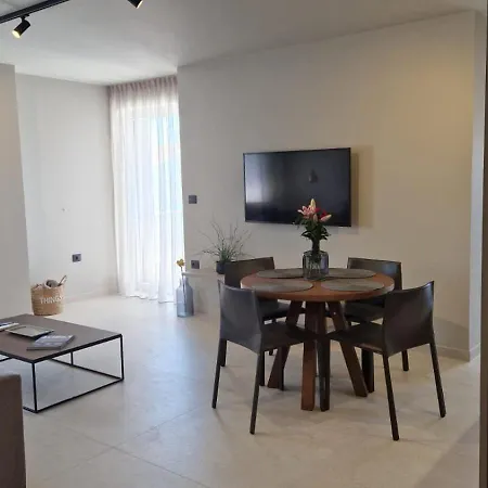 4r Royal Rojnic 2 Apartment